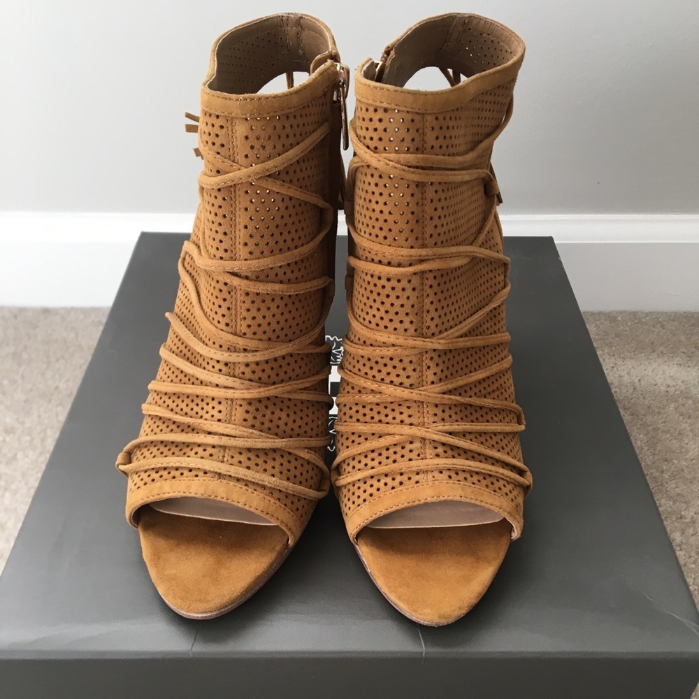 Vince Camuto Natale bark soft nubuck 7.5